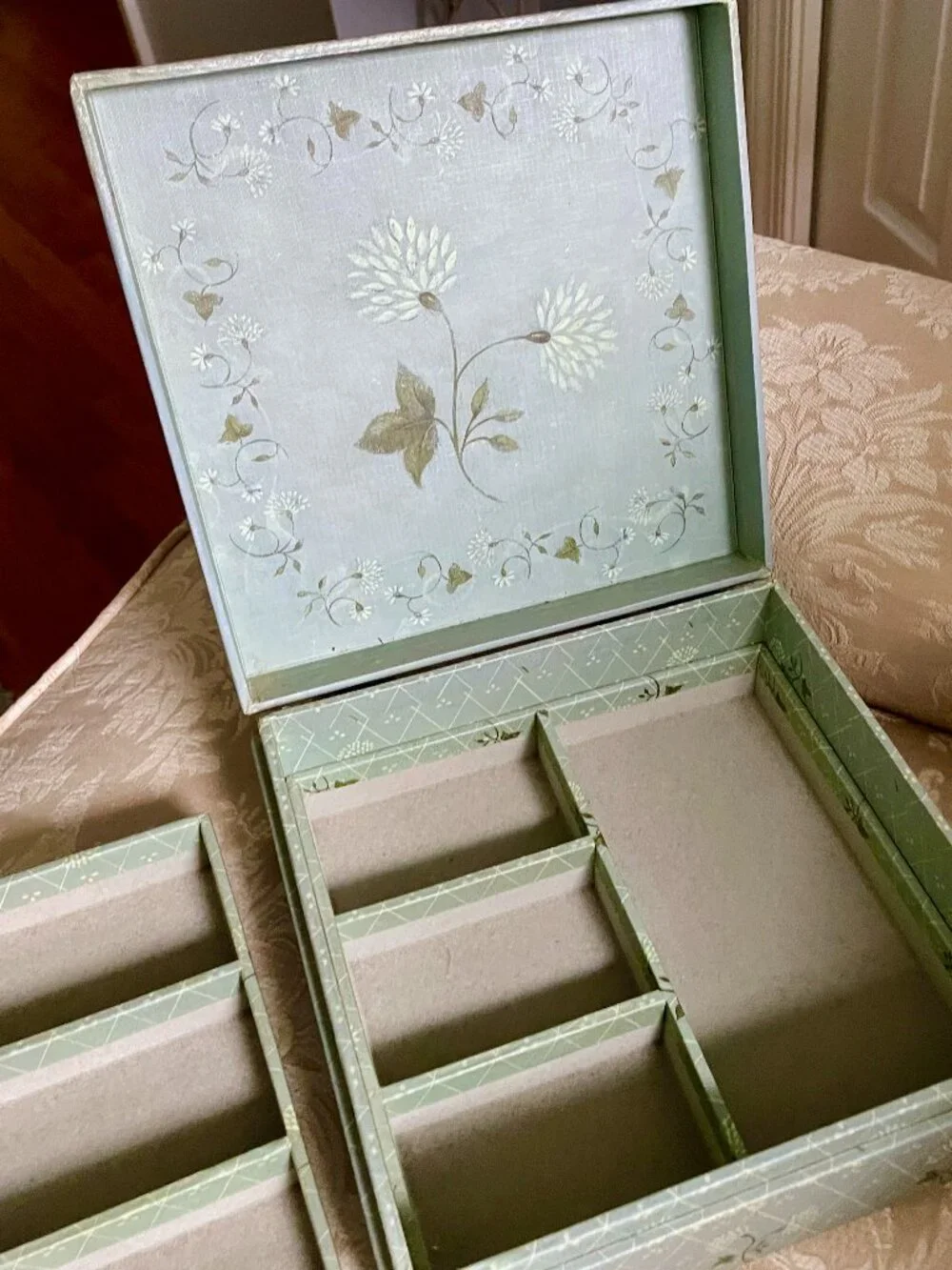 Antique-style Jewelry Box